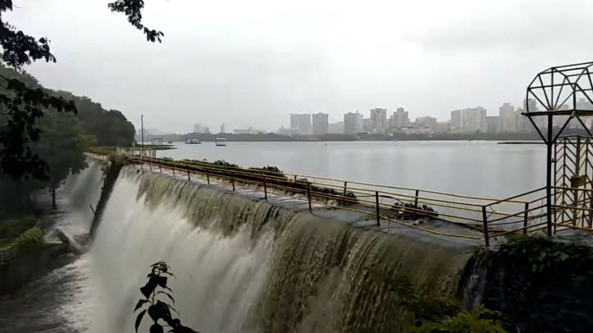 Mumbai Powai lake overflow